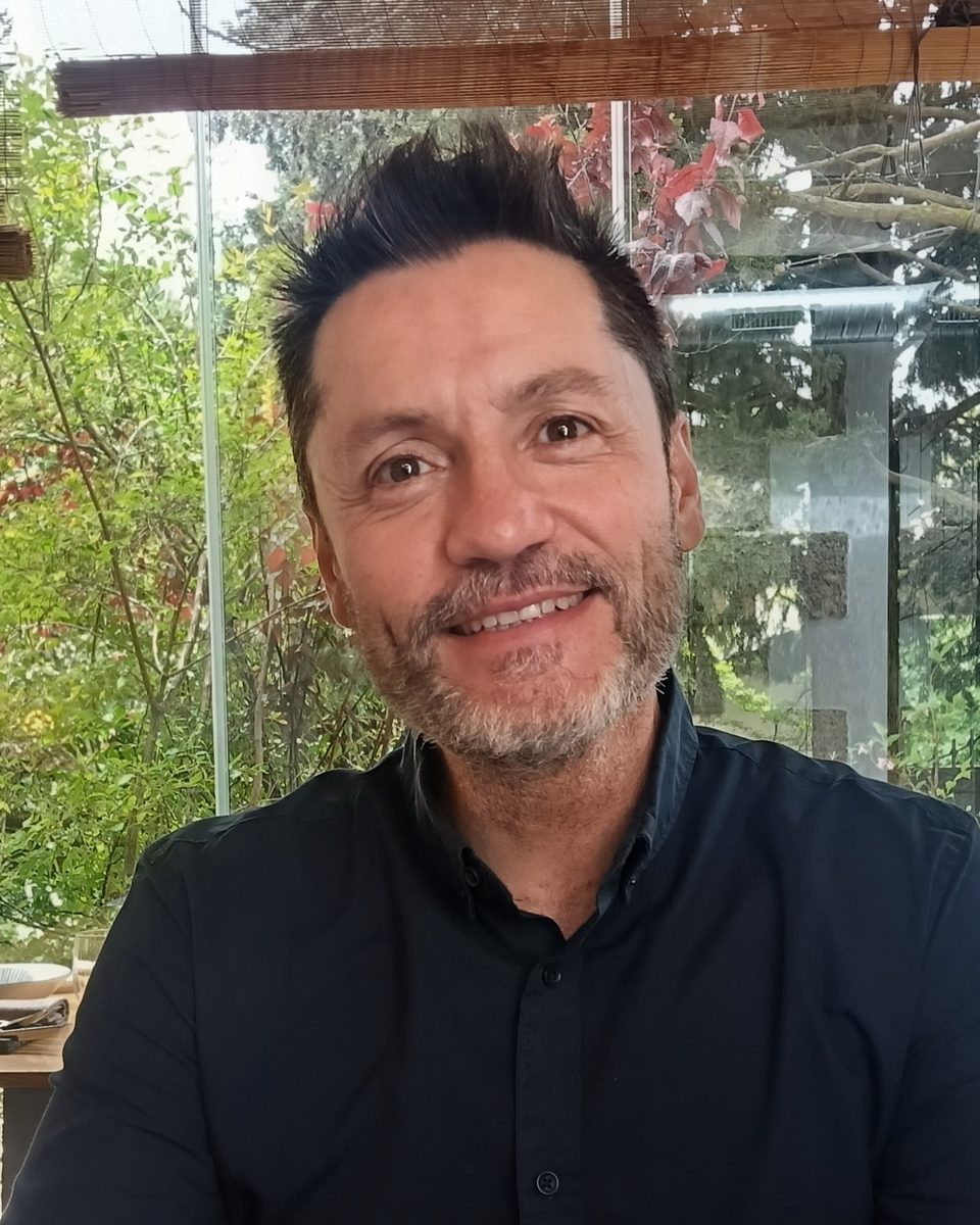 Retrato de Daniel Alonso, fundador de Somos Paso Firme®